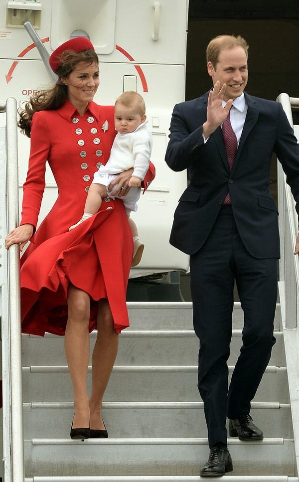Aynı iddialara göre, Middleton orta sınıftan geliyor olmasına rağmen, Prens William'dan çok daha fazla Kraliyet Ailesi üyesiymiş gibi görünüyor.