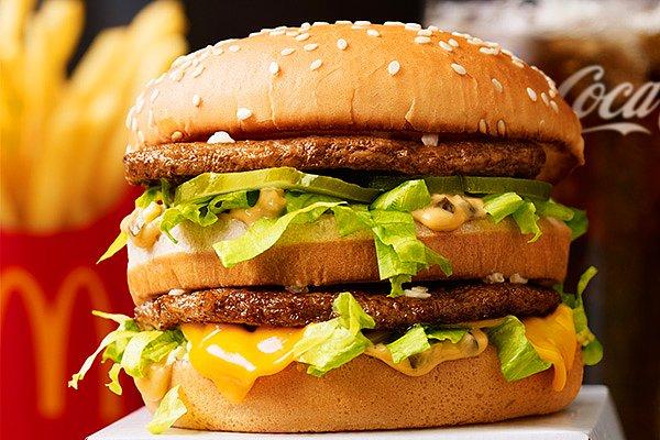 Tüm bu ilginç gelenekler dünyanın farklı yerlerinde yapılmaya devam ediyor. Fakat bir tanesi tüm dünyada aynı; yılbaşı gecesi mükemmel bir lezzete doymak için soluğu McDonald’s’ta almak!
