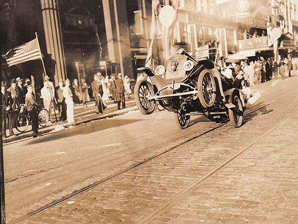 10. Muhtemelen bir aracın ön tekerleklerini kaldırarak yapılan ilk gösteri. 1936.