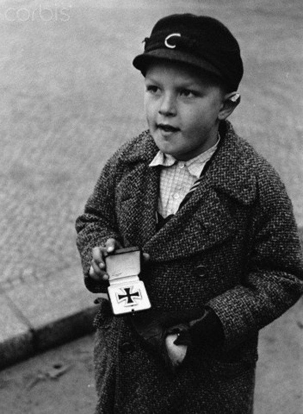 11. Babasının Demir Haç'ını sigara alabilmek için satmaya çalışan Alman çocuk. 1945.