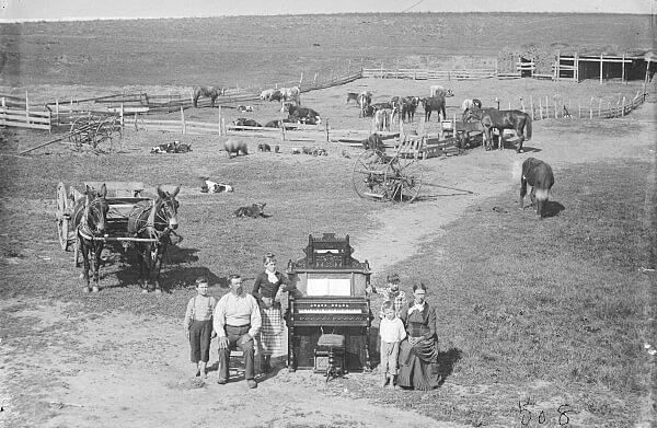 12. David Hilton ve ailesi doğudaki tanıdıklarına evlerinin fakirliğini göstermeye çekinmiş... Ne var ki bir piyanoları olduğunu da kanıtlamak istemişler. Nebraska, 1887.