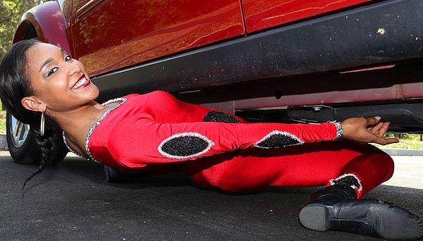4. Şimi dansı ile arabanın altından geçerek dünya rekoru kıran Shemika Charles.