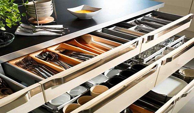 2. Mutfak çekmecelerini çatal-kaşık, tahta kaşık-kepçe, mikser-alüminyum folyo sırasıyla sınıflandırır.