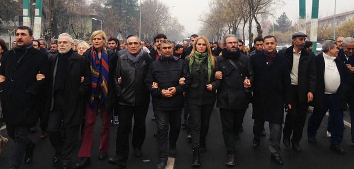 Barış Grubu Diyarbakır’dan Seslendi: 'Koşar Adım İç Savaşa Gidiyoruz, Farkında mıyız?'