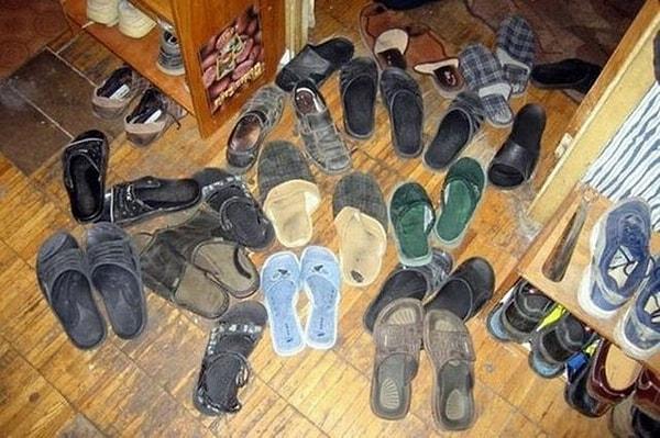 12. Ayakkabıları özgür bırakmaya ant içen öğrenci evlerinde asla barınmayan bir mobilya olarak: Ayakkabılık