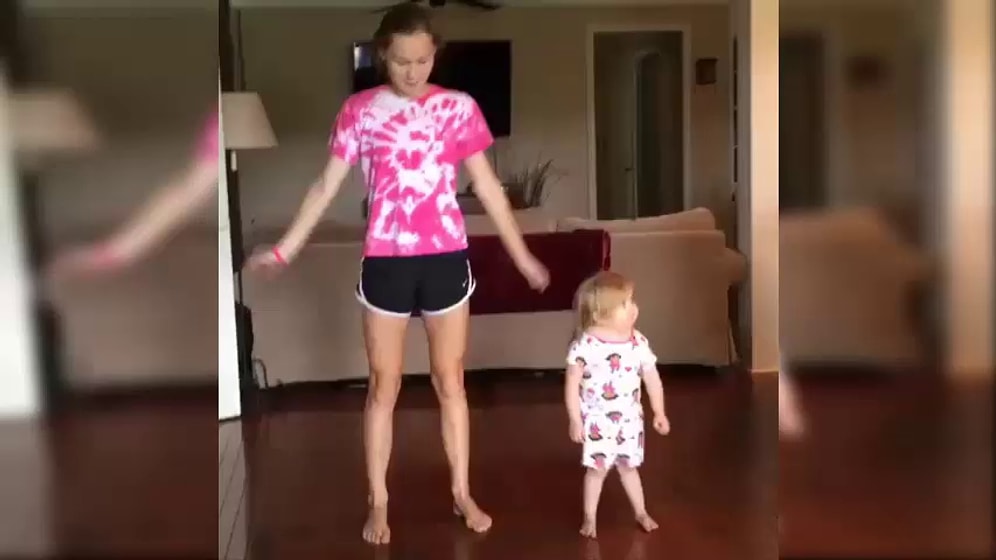 Şirinlik Patlaması: Ablası ile Birlikte Dans Eşliğinde Sabah Sporu Yapan Ufaklık