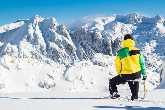 Yer Çekimine Kafa Tutup Rüzgarın Gücüyle Dağlarda Fütursuzca Kayak Yapan İnsanlar