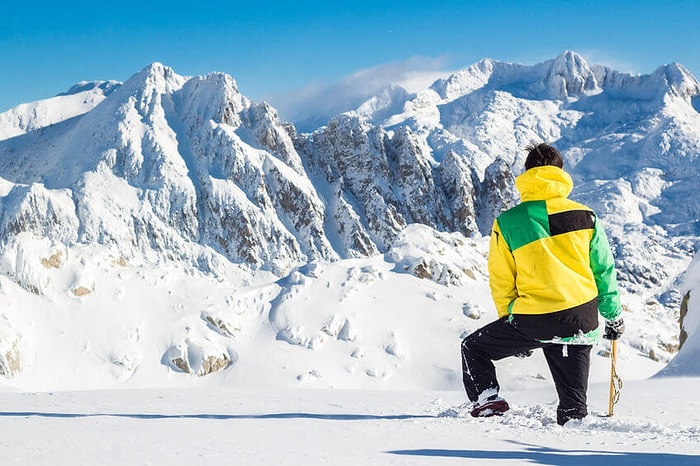 Yer Çekimine Kafa Tutup Rüzgarın Gücüyle Dağlarda Fütursuzca Kayak Yapan İnsanlar