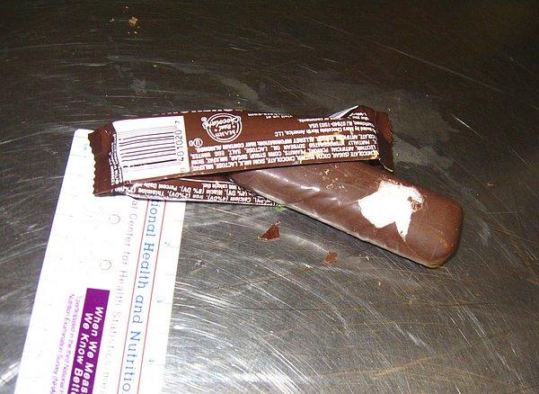 5. Japonya uçağına biraz fazla çikolata ile binmek üzere olan adam tüm şüpheleri üstüne çekince, 45 çikolatanın da metamfetamin ile dolu olduğu ortaya çıktı.