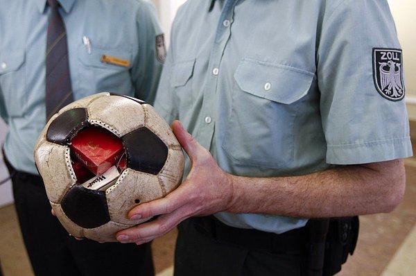 8. Alman çalışanların elindeki futbol topu sigara paketleriyle dolu.