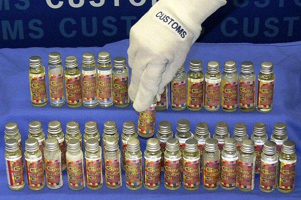 9. Kayganlaştırıcı yağ şişelerine saklanmış yasal olmayan sıvı steroidler Avustralya'da ele geçirildi.