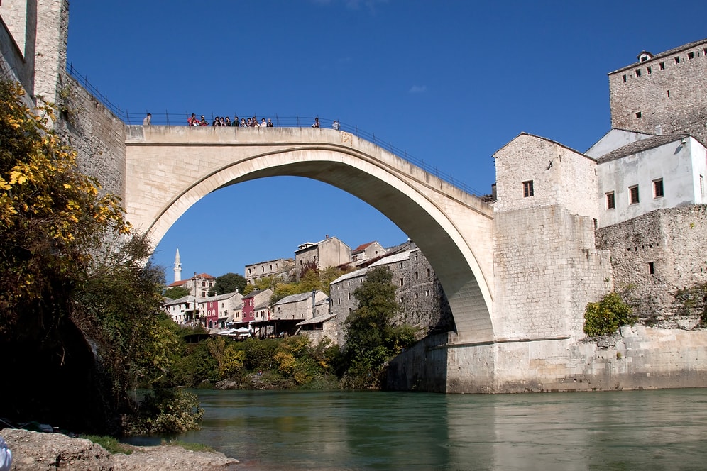 Yine 'Sahnedeyiz': Türkiye'den Giden Turist Mostar Köprüsü'nden Arabayla Geçmeye Çalıştı