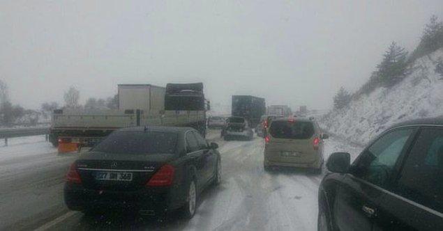 TEM'de Kocaeli - İstanbul karayolu 2 saat ulaşıma kapandı