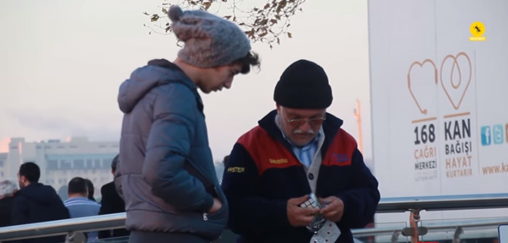 Tanımadığı Kişilerden Yılbaşı Hediyesi Alan İnsanların Görülmeye Değer Mutlulukları | WhyShy