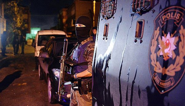 Bugün Sur'da düzenlenen saldırıda 2 polis şehit oldu