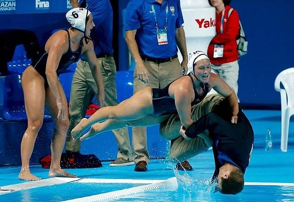 Altın madalya kazanan Amerikalı yüzücüler antrenörleri Adam Krikorian'i havuza atıyor. (Michael Dalder-Reuters)