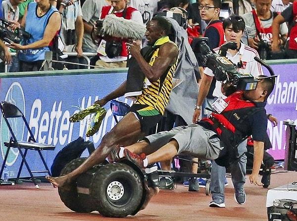 Pekin'de düzenlenen Dünya Atletizm Şampiyonası'ndayız. 200 metre finalini kazanan Usain Bolt ile kameraman çarpışıyor.
