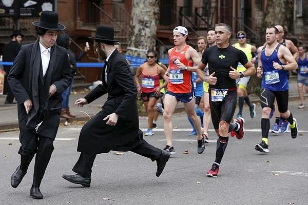 ABD'de New York Maratonu'nda sporcularla karşı karşıya gelen Ortodoks Yahudiler. (Shannon Stapleton-Reuters)