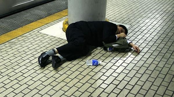 7. Metro istasyonunda uyuyanlar...