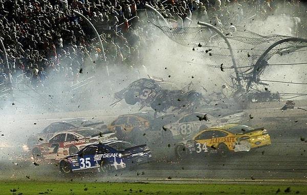 NASCAR'da bir kaza ve ortalık birbirine girmiş. (Reinhold Matay - Reuters)