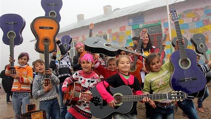 Hayatlarında İlk Kez Gördükleri Gitarı Çalmayı Öğrenecekler