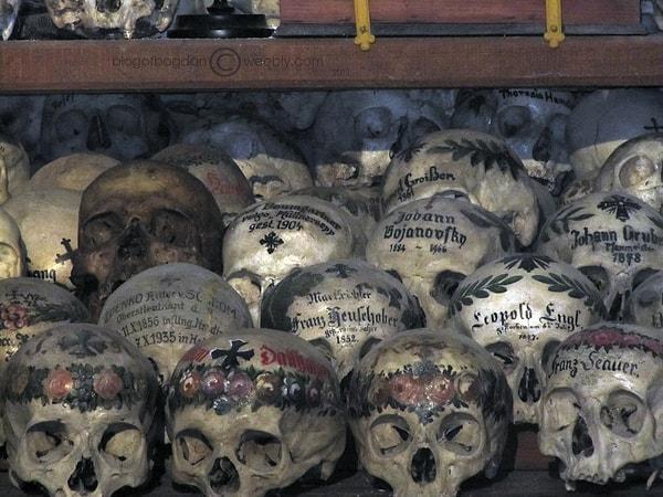 Hallstatt’taki ilginç mevzulardan biri de mezarlık durumu. Mezarlık için kullanılabilecek alan sınırlı olduğu için her 10 yılda bir mezarlar kazılarak buradaki kafatasları ve kemikler bir tür müzeye kaldırılıyor.