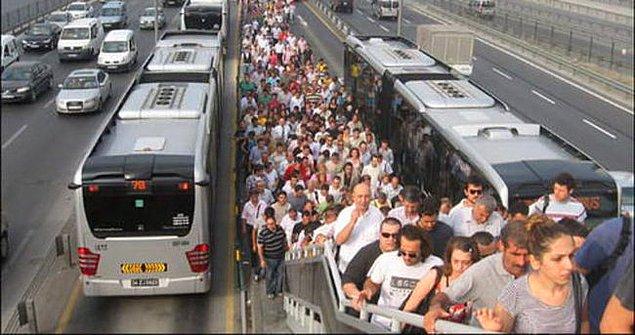 9. Metre kareye 36 insanın düştüğü metrobüslerle işe gitmeye çalışırken tutunacak yer bile bulamadığınızda.