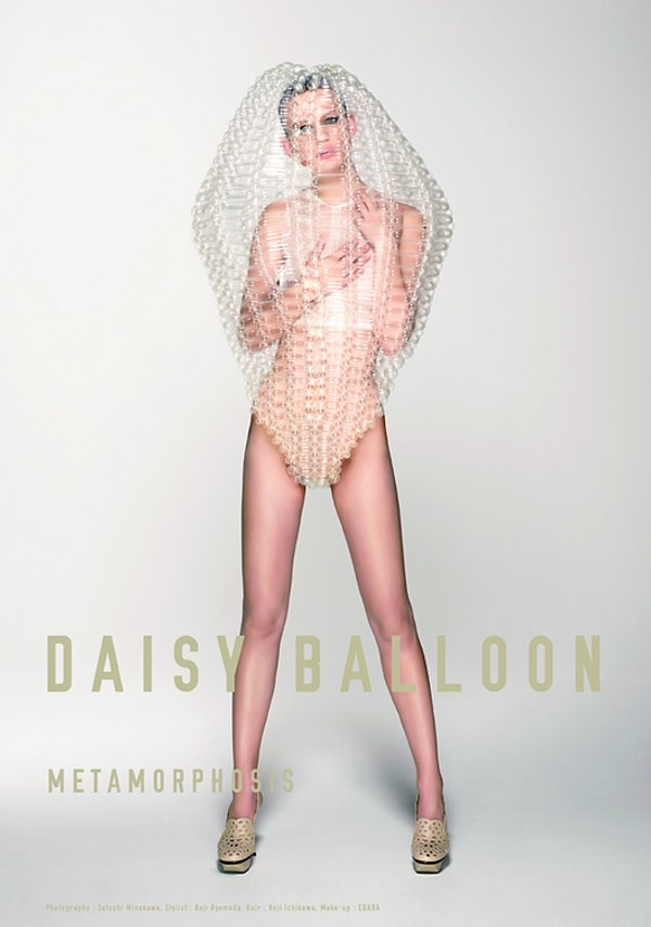 5. Конечно, в таких платьях выйти на улицу не удастся, а вот произвести впечатление – вполне! Нужна только недюжинная смелость...😁