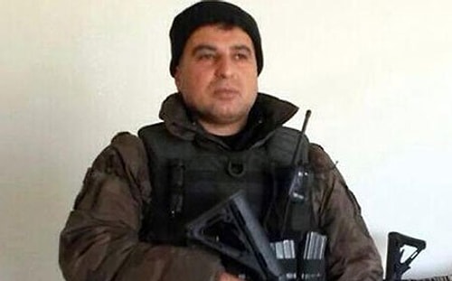 Babasının üniformasıyla bekledi