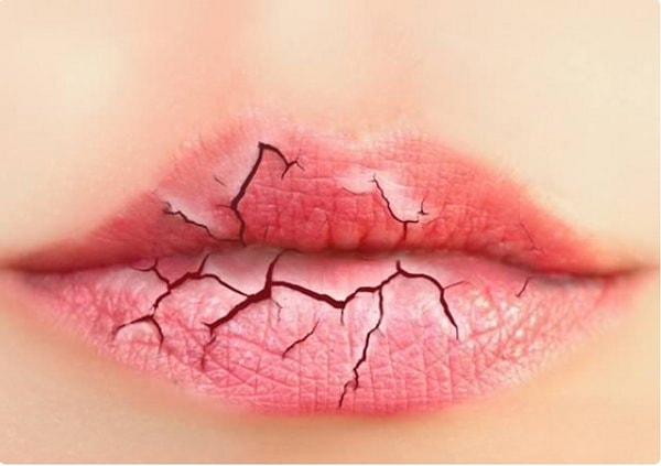 15. Kullandığınız ürünlerin etkisi bazen üzücü olabilir. Örneğin o bayıldığınız mat ruj dudaklarınızdayken en büyük düşmanınızdır: