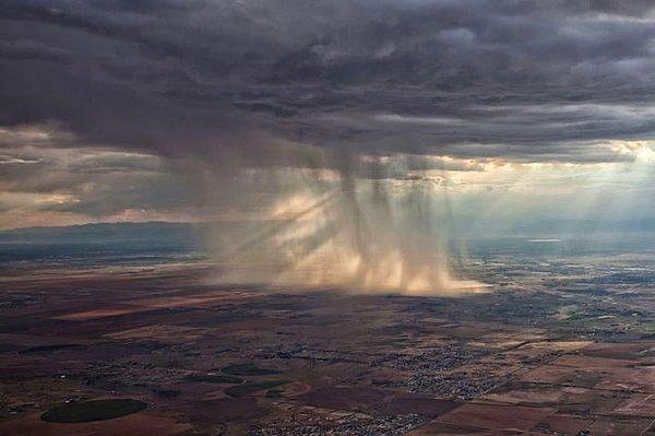 24. Bir fırtınanın uçak görüntüsü