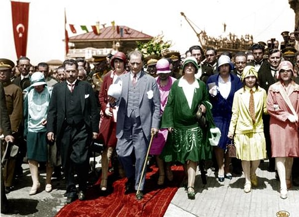 2. "İranlılar Türkiye'yi en güçlü ve en modern komşuları olarak görüyorlar (ki bu doğru). Sokaklarda insanların İran'ın ekonomik yönden nasıl Türkiye'nin gerisinde kaldığını konuştuklarını duyabilirsiniz."