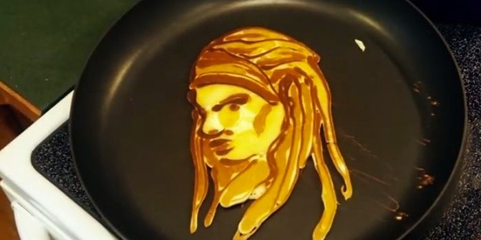 Kahvaltı Hazırlarken Sanat Yapmak | "The Walking Dead" Oyuncu Krepleri