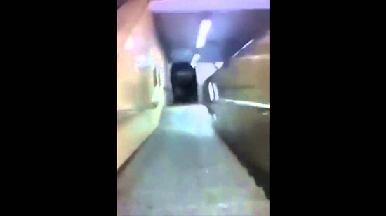 Невозможное возможно: встретить Новый Год, спустив автомобиль вниз по эскалатору