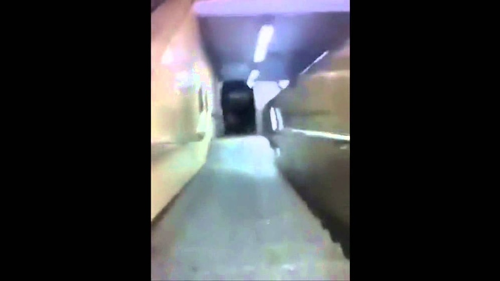 Невозможное возможно: встретить Новый Год, спустив автомобиль вниз по эскалатору