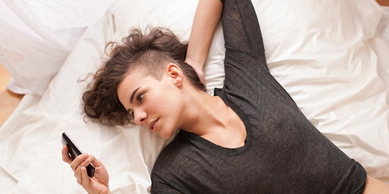 8 стадий ожидания звонка от мужчины (и почему этого делать не надо)