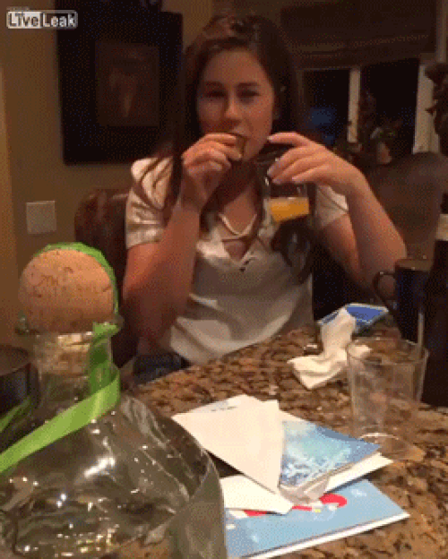 Kızın shot attığı o an ve annenin ağzının açık kalması!