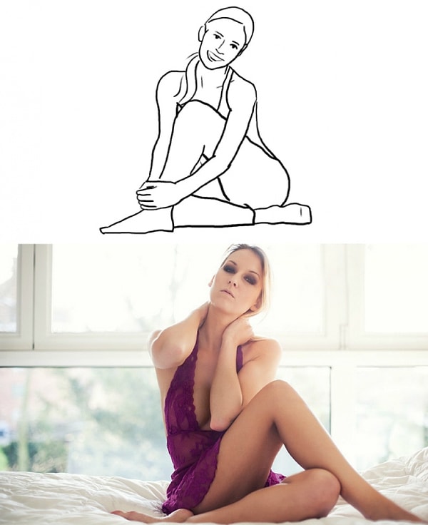 11. Сидеть - это тоже искусство. Обратите внимание, что акцент на ногах.