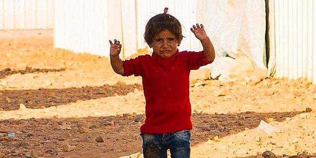 8. Fotoğraf makinesini silah sanan Suriyeli küçük çocuk.