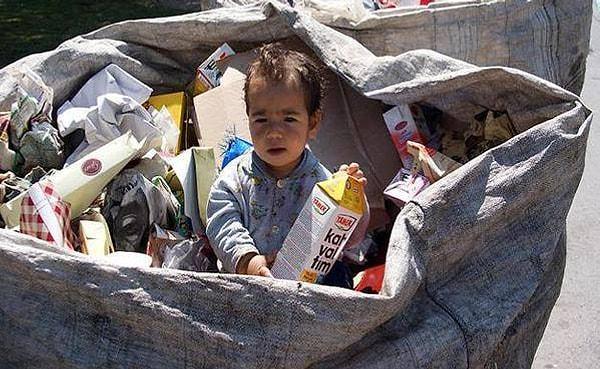 11. Çöplerden toplanılmış kağıtların bulunduğu çuvalın içindeki 1.5 yaşındaki minik Erol