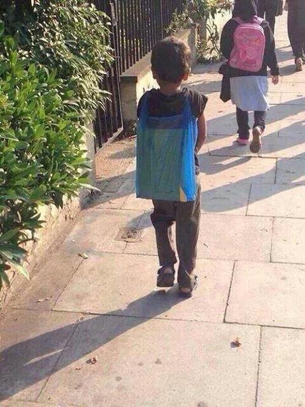 21. Okul çantası yerine plastik bir torba takmış fakir Filistinli çocuk