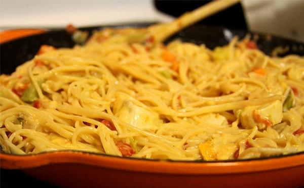 5. Tavuk ve cheddarı neye koysanız yakışır da spagettiyle bir başka oluyor!