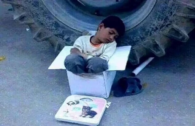23. Üşüdüğü için kendisine kutudan yer yapan belki de her gün bilinçsizce önünden geçtiğimiz çocuk.