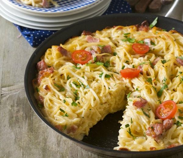 13. Spagettiden bir omlet yapabileceğinizi düşünmüş müydünüz?