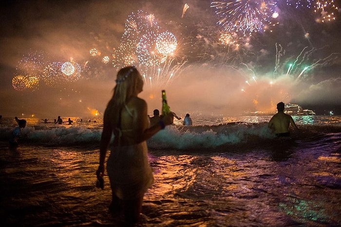 İnsanı Feci Şekilde Kıskandıracak Manzaralarıyla Copacabana Plajı'ndan 17 Yeni Yıl Fotoğrafı