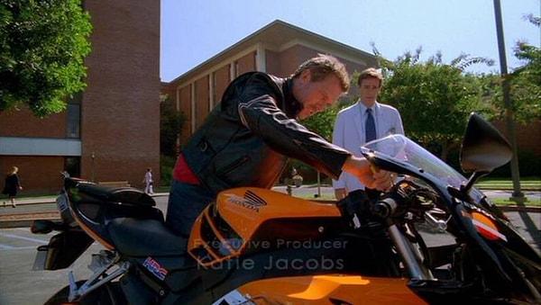 10. House'un dizide kullandığı motorsiklet "Honda CBR1000RR Fireblade Licence Plate Y91"dir.
