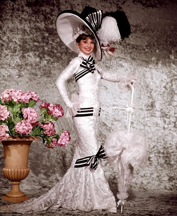 5. 1964 yapımı Benim Tatlı Meleğim(My Fair Lady) filminde Audrey Hepburn'ün üzerinde harika duran bu gösterişli elbise
