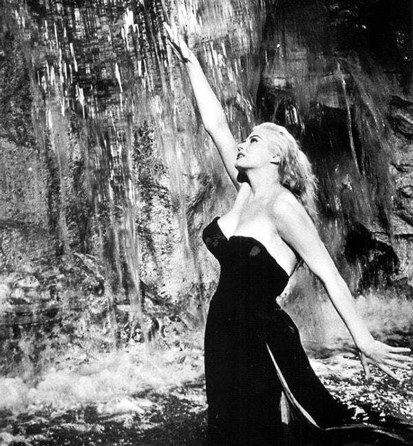 9. 1960 yapımı Tatlı Hayat(La Dolce Vita) filminde en iyi kostüm ödülünün kazanılmasında rolü olan, Anita Ekberg'in taşıdığı ikonik elbise