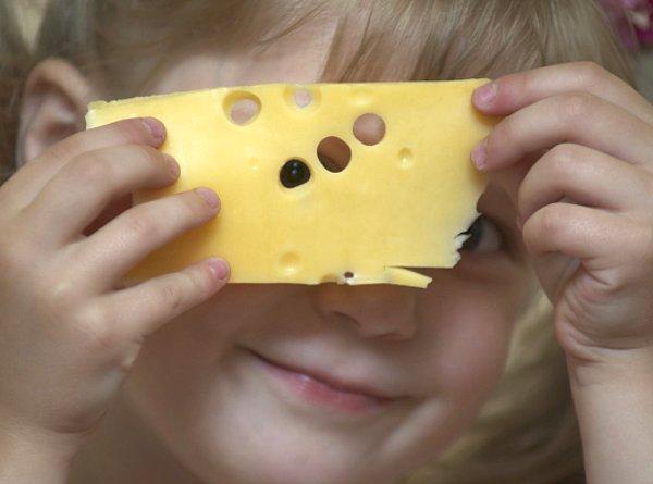 6. İsviçre peynirinin neden delikli olduğu bilinmiyordu. Yaklaşık yüz yıl boyunca süren araştırmalardan sonra, deliklerin oluşmasına neden olan şeyin saman olduğu anlaşıldı.