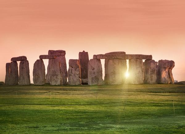 8. Stonehenge, yüzyıllardır gizemini koruyor; ancak arkeologlar artık onun "ikinci el" bir anıt olduğunu düşünüyorlar. Anıtın orijinal olarak Galler'de dikilmiş olduğu sanılıyor.